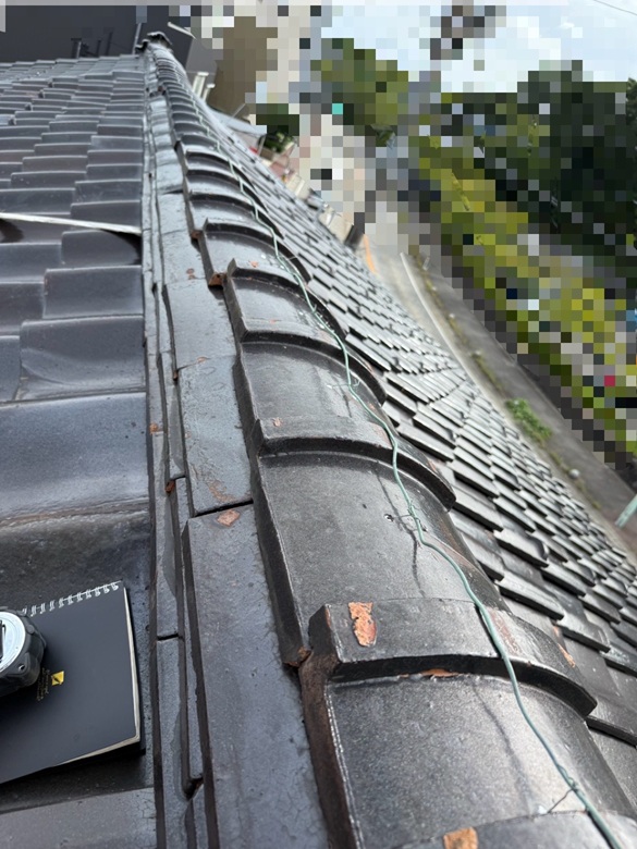 棟瓦がガタついています