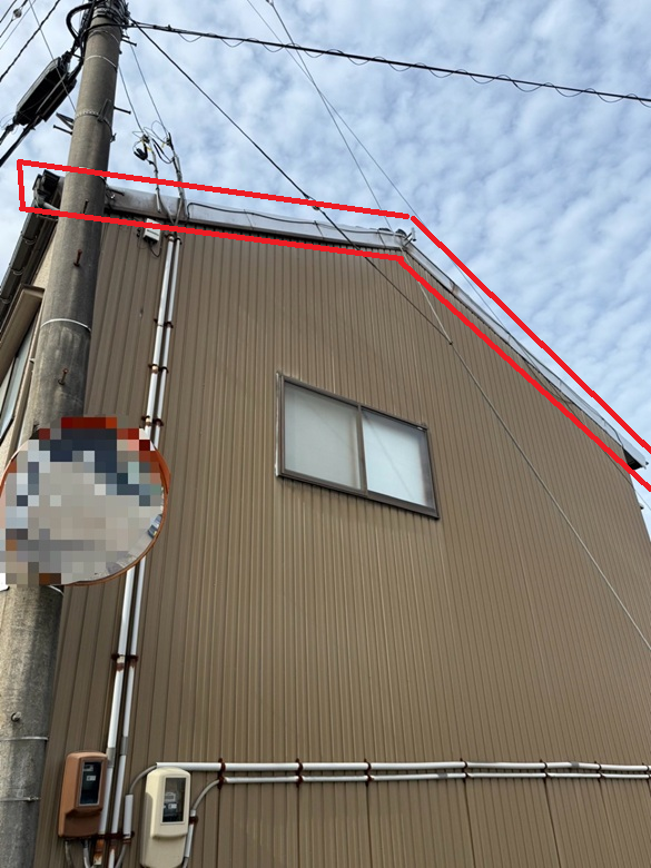 ケラバの部分から雨水が入り込んでいるようです