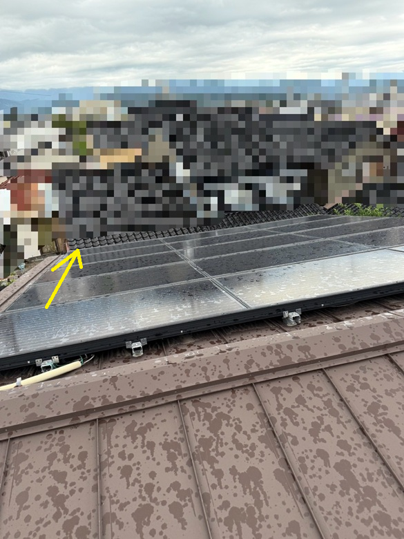 太陽光パネルの上に降った雪は滑り落ちやすいです