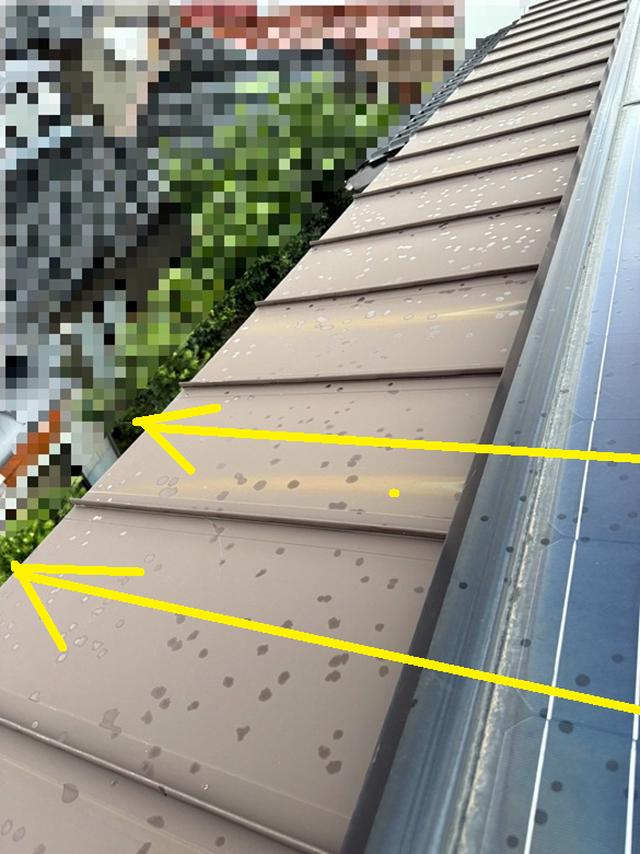 太陽光パネルの上に降った雪は滑り落ちやすいです