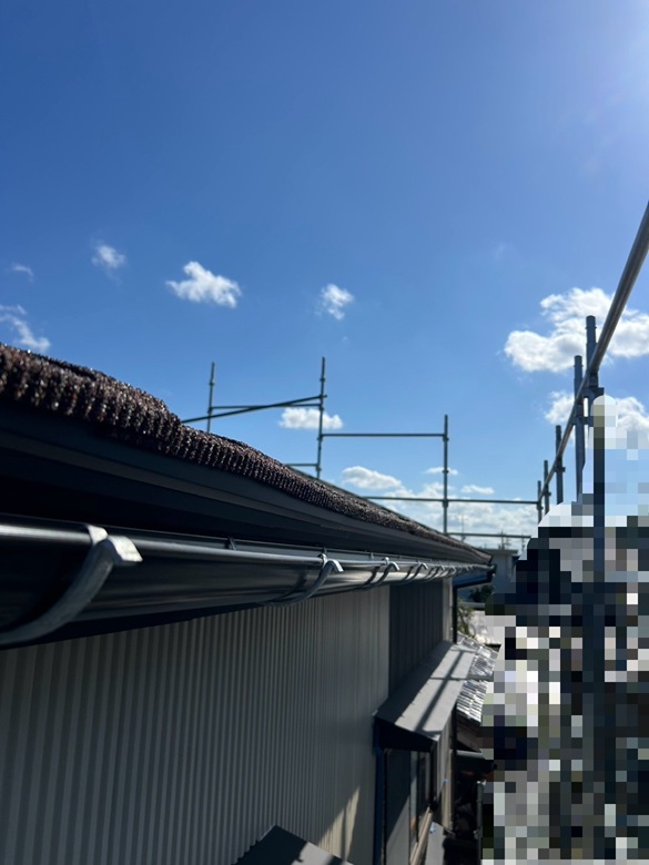 軒樋をのせて固定しています。