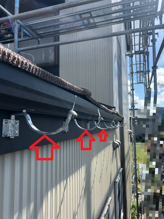 鼻隠しに雨どいの吊り金具を設置