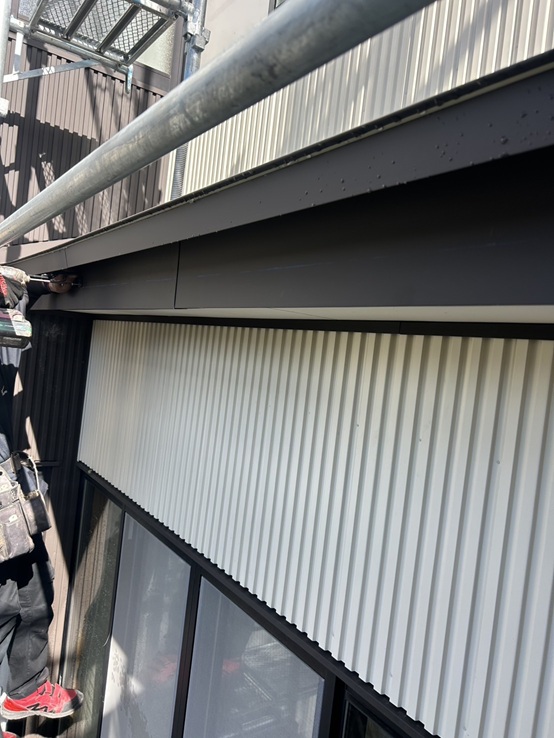 破風板に雨どいの吊り金具を設置