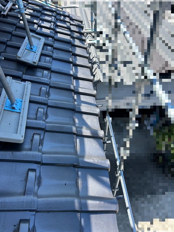 外していた瓦を元に戻します