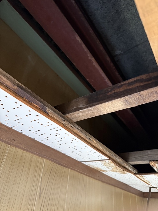 雨漏り箇所の天井を一部剝がしました