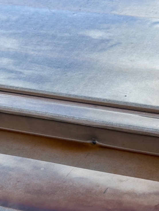 小さな穴があいていました。