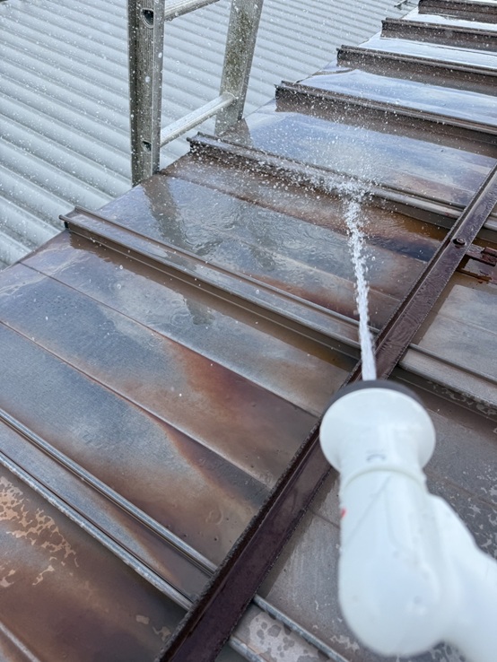 雨漏り箇所の上の屋根に水をかけます