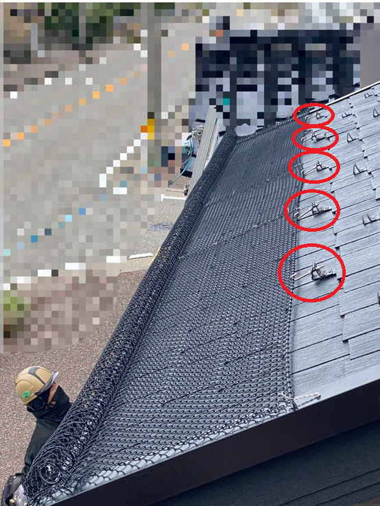 人や車が通る場所の上は、特に落雪対策が重要です。