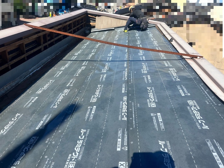 屋根に防水シートを貼ります。