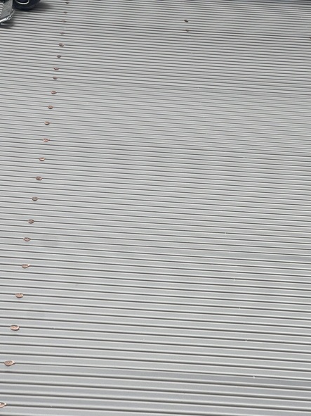 SGLガルバニウム鋼板の波板を屋根に設置していきます！