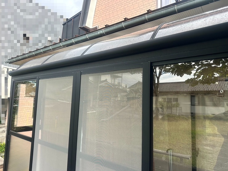 サンルームのパネルを外します