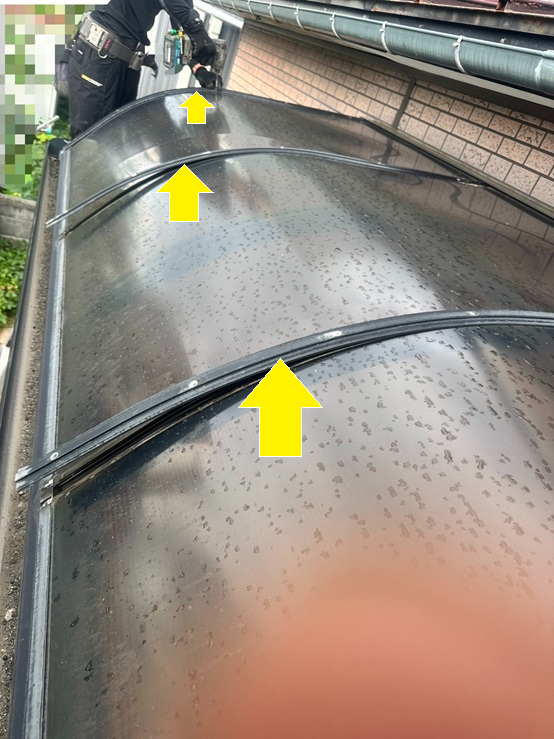 押さえ材を取り外します