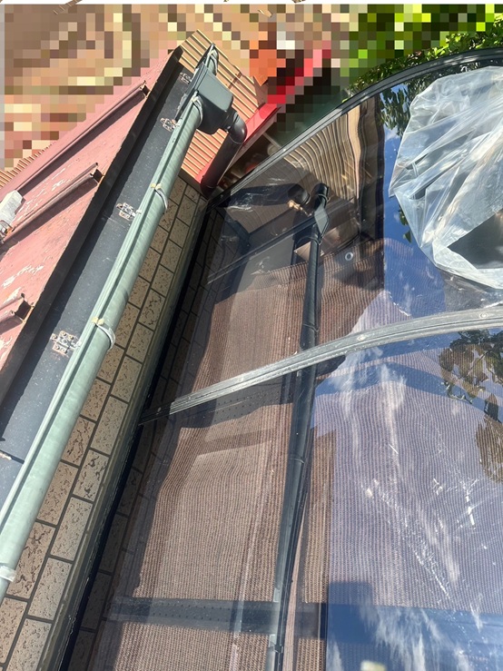 屋根パネルのフィルムを剥がします