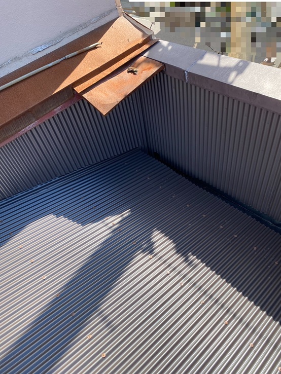 立ち上がり部分にも屋根と同じ、SGLガルバリウム鋼板の波板をビスで固定し設置しました。