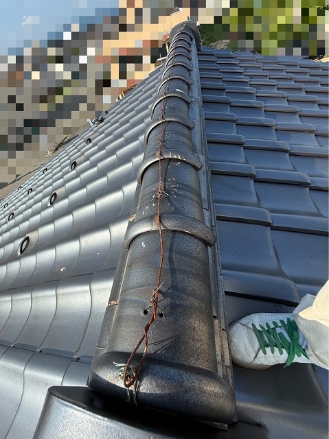 大棟　棟瓦が歪んでいます