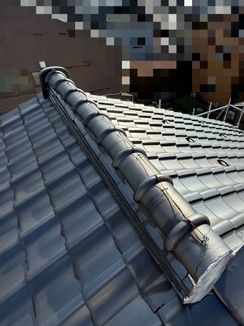 つづいては青色矢印の棟瓦です。コチラも棟瓦が歪んでおり、棟瓦の漆喰(白い部分)は亀裂が入り剥がれていました。