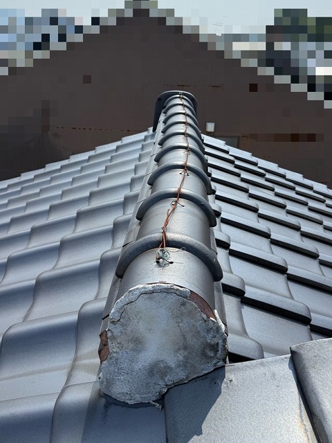 つづいては青色矢印の棟瓦です。コチラも棟瓦が歪んでおり、棟瓦の漆喰(白い部分)は亀裂が入り剥がれていました。