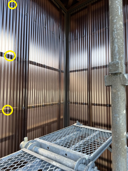 波板用のビスで固定しています