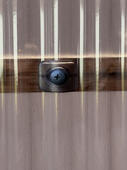 波板用のビスで固定しています