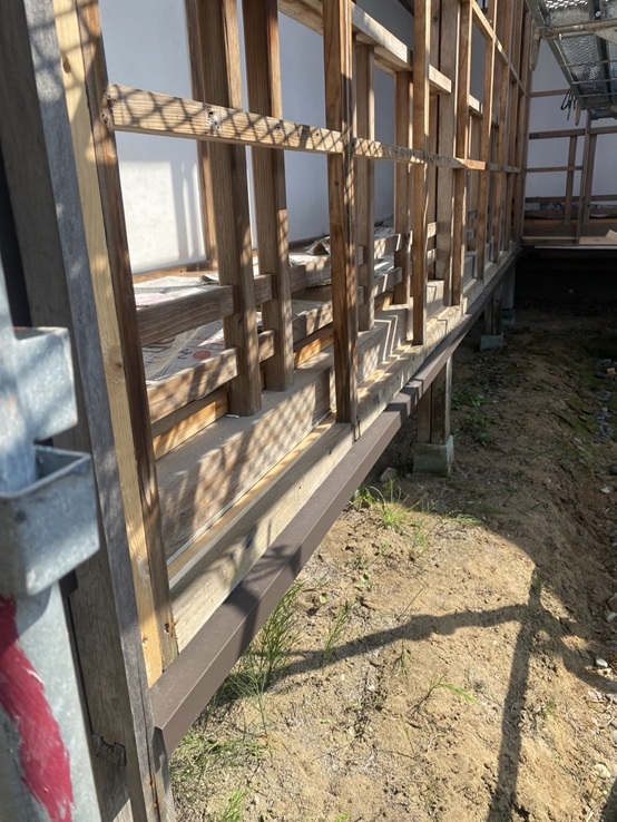 ポリカ波板を剥がしていきます