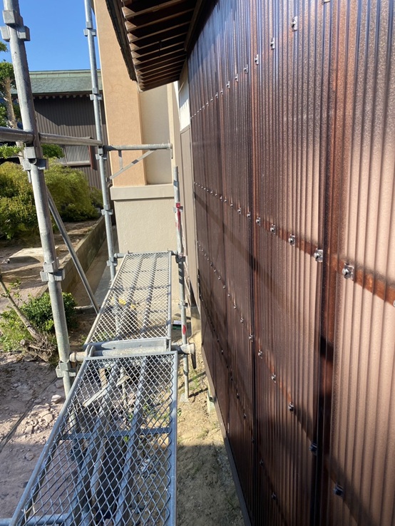 新しいポリカの波板を設置しました