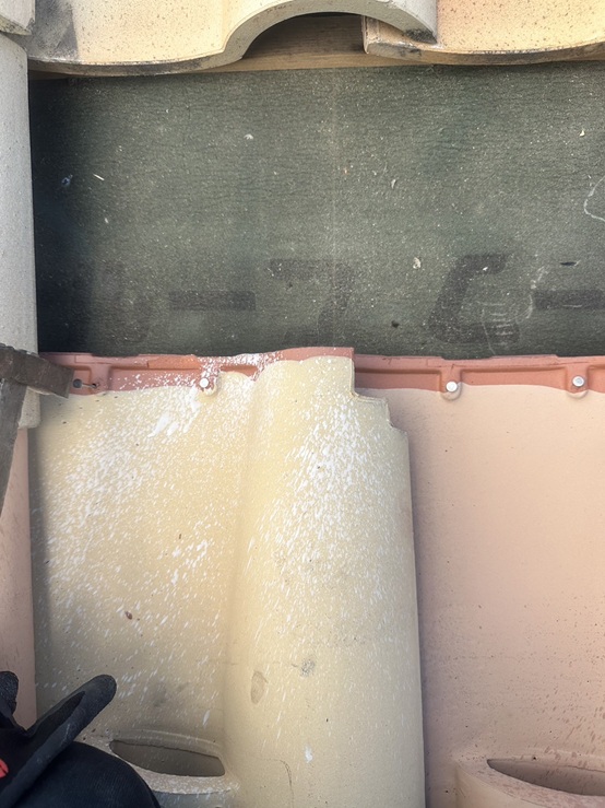 雪止め瓦に差し替えて、固定していきます。