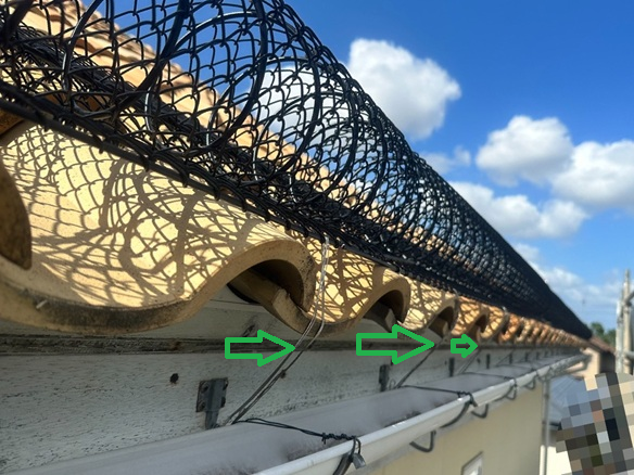 屋根の先端部分では、 雨どいに負担をかけないよう、 ステンレス線を使って丁寧に固定します。  細かな部分まで確認しながら、 安全性を重視して施工を進めました。