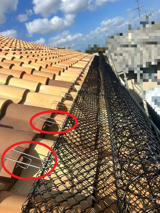 次に、 雪止め瓦に専用金具を取り付け、 その金具にゆきもちくんを固定していきます。