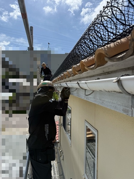 屋根の先端部分では、 雨どいに負担をかけないよう、 ステンレス線を使って丁寧に固定します。  細かな部分まで確認しながら、 安全性を重視して施工を進めました。