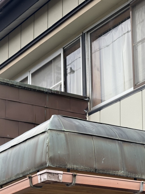 銅板屋根のすき間