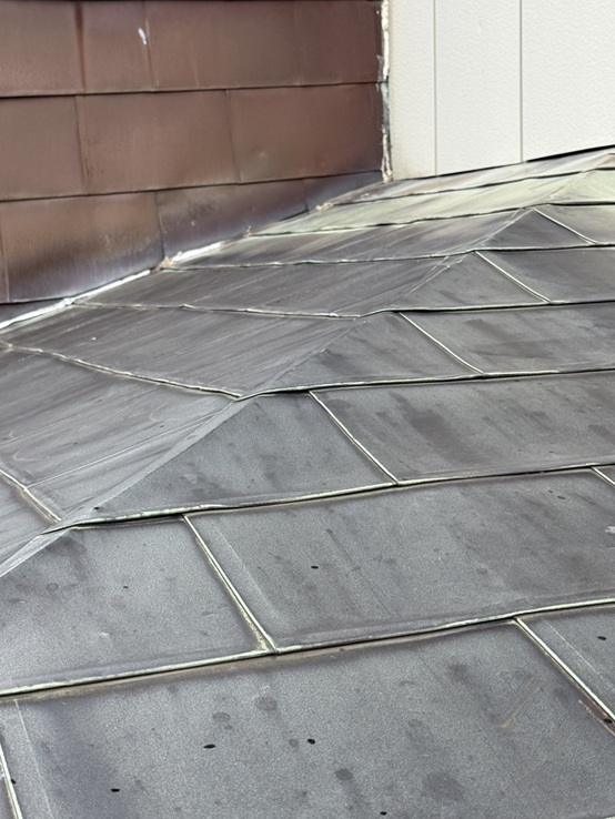 立ち上がり壁と玄関屋根の取り合い部分のコーキング劣化