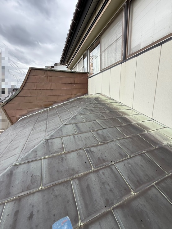 玄関屋根と外壁の取り合い部分