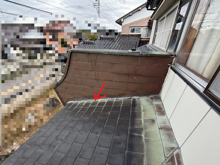 立ち上がり壁と玄関屋根の取り合い部分のコーキング劣化