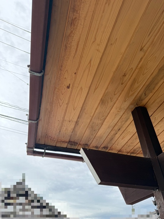 玄関ポーチの天井部分に雨染み