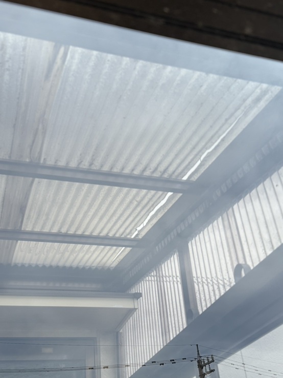 ンルーム屋根が割れています