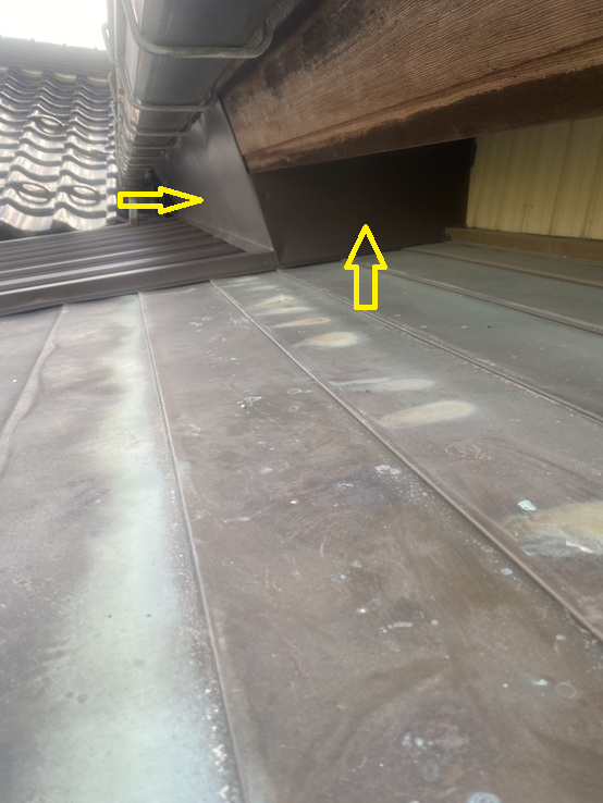 瓦屋根とステンレス屋根の間を塞ぎました