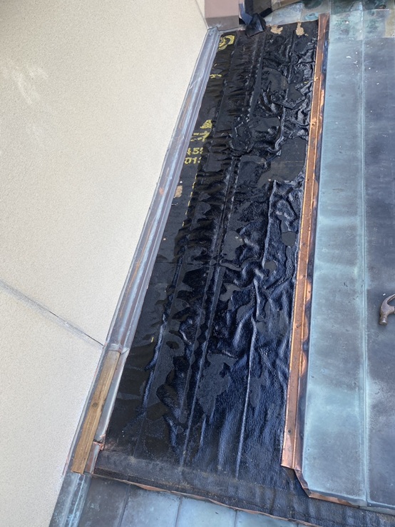 屋根の銅板を剥がしていきます