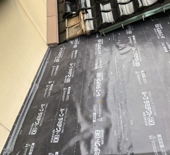 防水シートを張ります