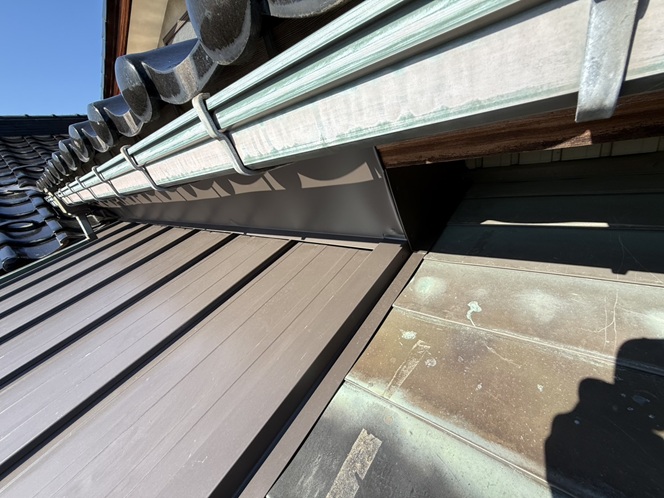 瓦屋根とステンレス屋根の間を塞ぎました