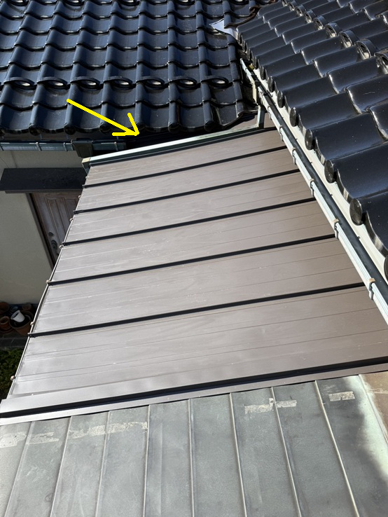 瓦屋根とステンレス屋根の取り合い