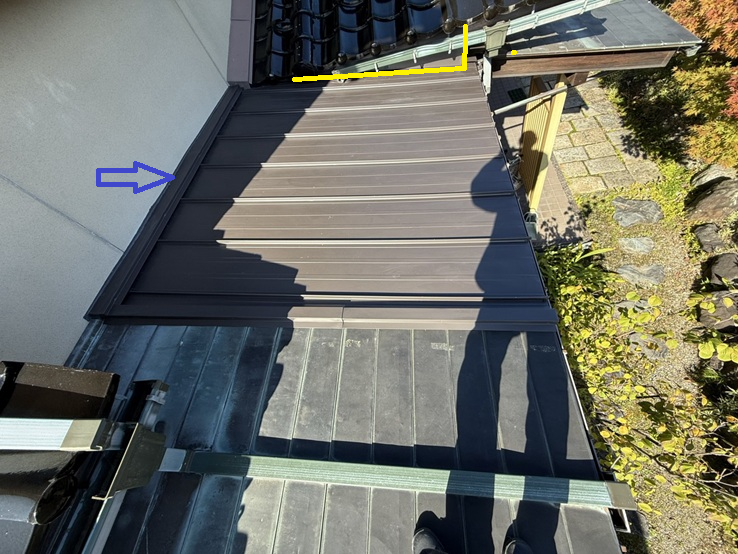 壁との取り合いに水切りを設置