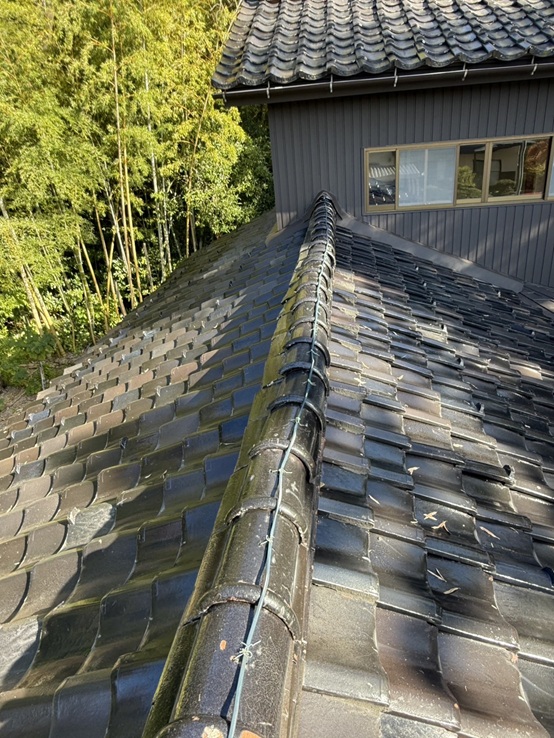 下屋根の棟瓦も歪んでいます