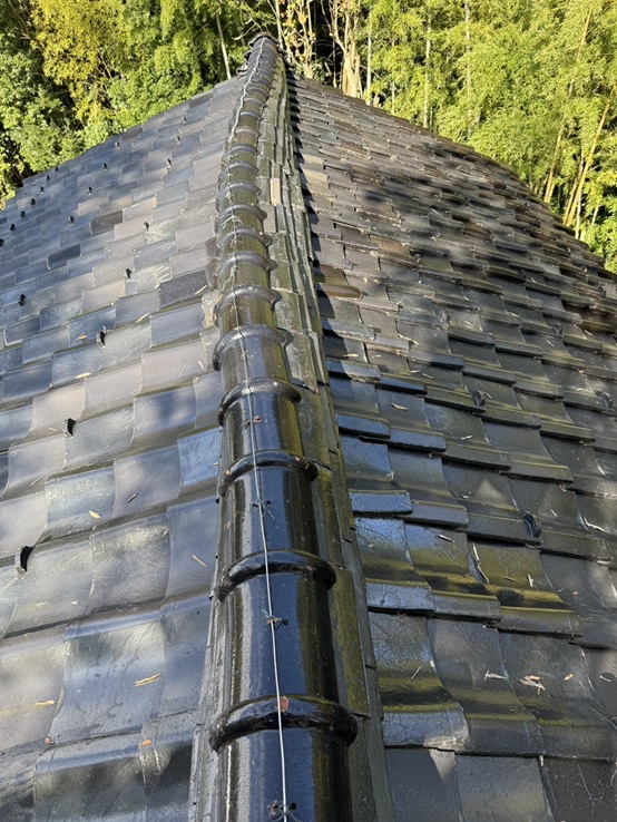 瓦屋根の棟瓦が大きくズレています