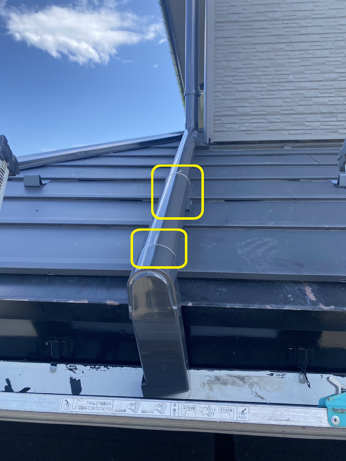 這樋を銅線で屋根に固定