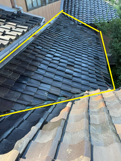 瓦屋根の葺き替え工事を行います