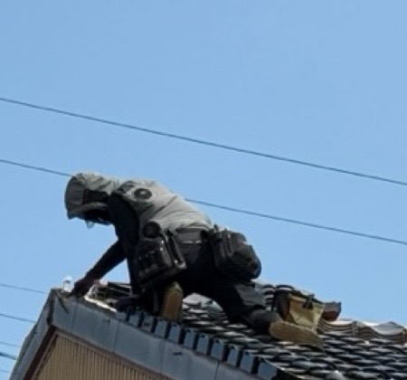 瓦を1枚1枚瓦桟に固定します