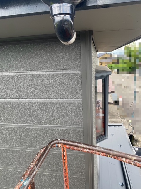 雨樋が外れています