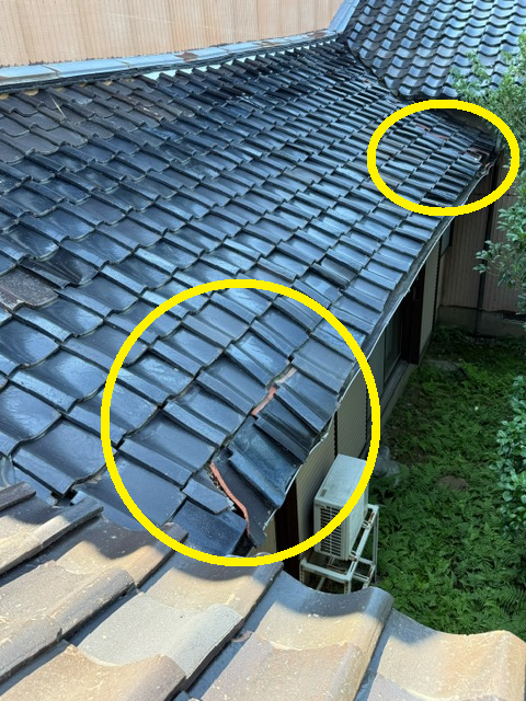 瓦屋根の下地が傷み、屋根が崩れています