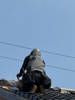 瓦を1枚1枚瓦桟に固定します