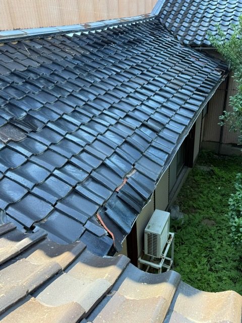 瓦屋根の一部が崩れています